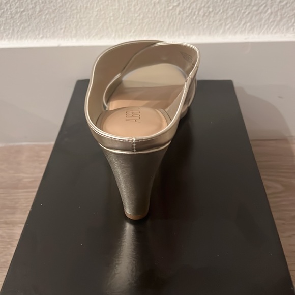 GOLD OPEN TOE MULE WITH A WEDGED HEEL - Picture 3 of 3